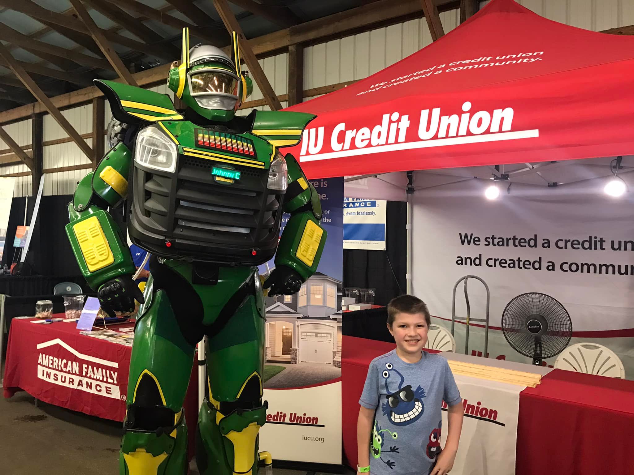 Photo robot standing at the IUCU booth at the Monroe County Fair